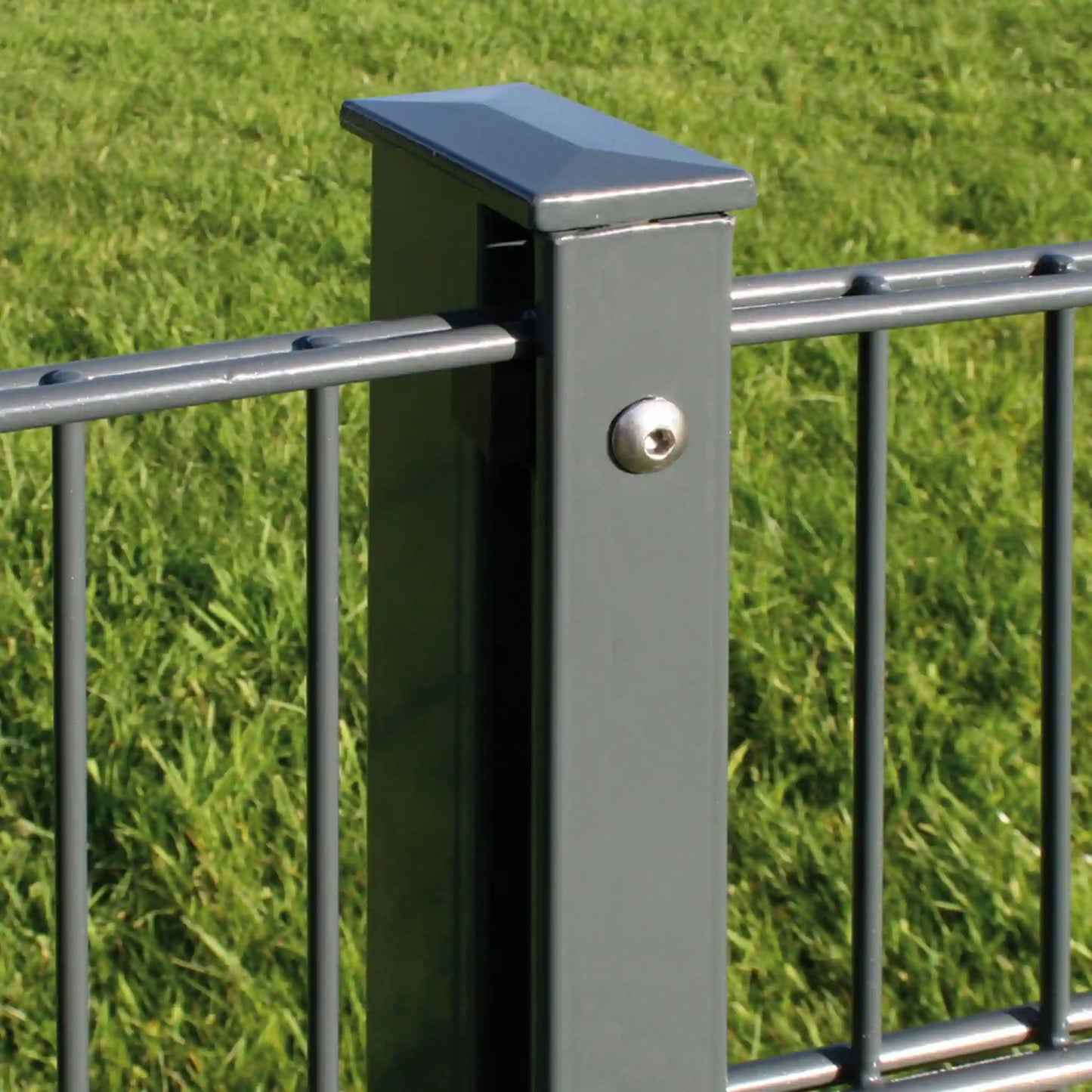 Zaunpfosten mit Abdeckleiste RAL7016
